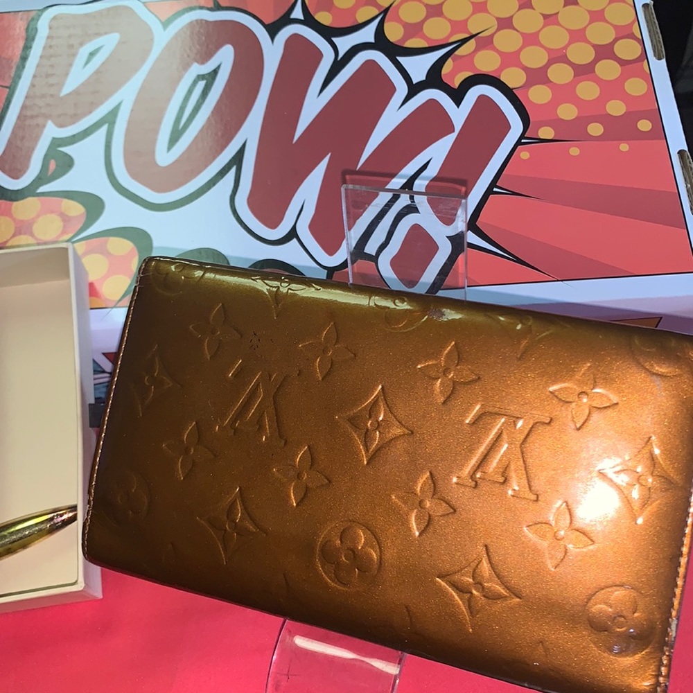 🔥 LOUIS VUITTON Vernice metallic‎ bronze/ gold patent Leather Sarah Wallet - Picture 2 of 11